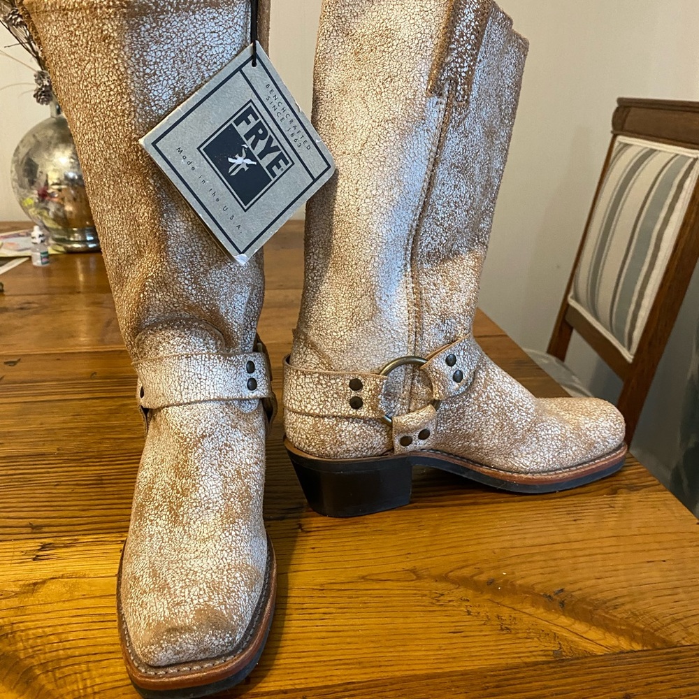 Frye crackle western pull on boots NWT